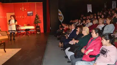 KUŞADASI BELEDİYE TİYATROSU'NUN YENİ OYUNU SEYİRCİYLE BULUŞTU