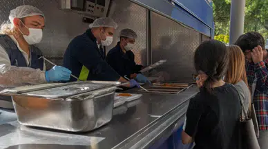 İzmir'de Üniversite Öğrencilerine Ücretsiz Sıcak Yemek Desteği Devam Ediyor