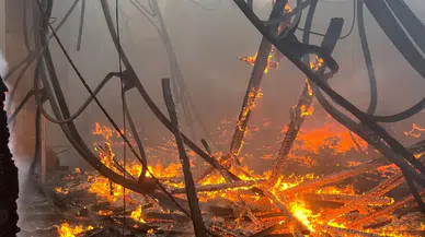 Bornova'da depo yangını hızlı müdahale ile kontrol altına alındı, can kaybı yok