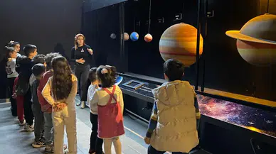 Çiğli'de çocuklar, uzayı hayal ettikleri gibi çizip bilimle buluştu!