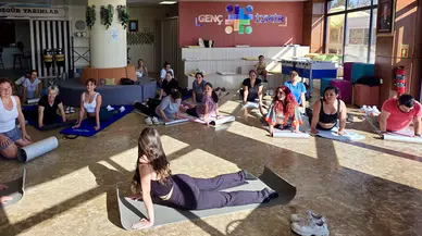 İzmir'de Gençler İçin Ücretsiz Yoga Atölyesi Düzenlendi