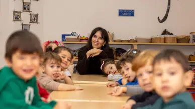 İzmir'de 25 yıl aradan sonra öğrencisi olduğu okulda öğretmenlik yapmaya başladı