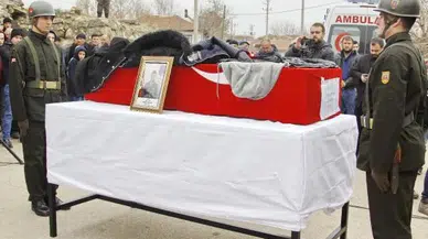 Islanmasın diye montunu çıkarıp şehit ağabeyinin tabutuna örttü