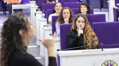 Buca Belediyesi, işitme engelli vatandaşlar için işaret dili eğitimi veriyor