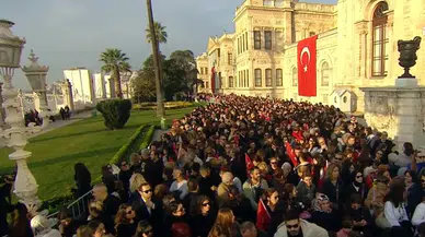 Atatürk'ün 87. ölüm yıl dönümünde Dolmabahçe'yi binlerce yurttaş ziyaret ediyor