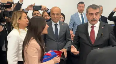 CHP'li Gizem Özcan, Milli Eğitim Bakanı Yusuf Tekin’e boş beslenme çantası ile tepki gösterdi