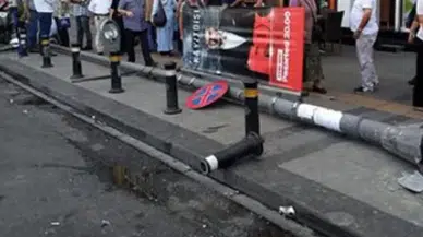 Fatih'te akıl almaz olay... Kafalarına direk düştü