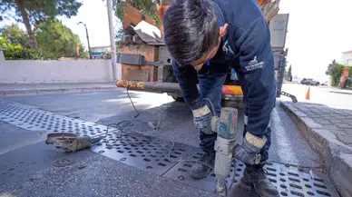 İZSU, yağmur suyu ızgaralarını temizleyerek İzmir'de taşkın riskini azaltmaya çalışıyor
