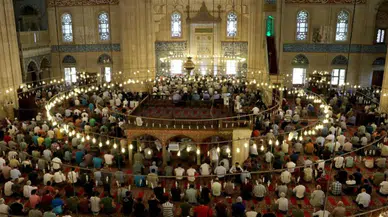 Diyanet'ten Yılbaşı Hutbesinde Alkol ve Kumar Uyarısı: "Kimliğimizle Çelişen Eğlencelerden Uzak Durmalıyız"