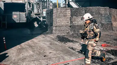 İtfaiye ekiplerinden Bornova'da çimento fabrikasında başarılı yangın tatbikatı