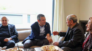 Özgür Özel, İstanbul Büyükşehir Belediyesi Özel Kalem Müdürü Kadriye Kasapoğlu’nun Ailesini Ziyaret Etti