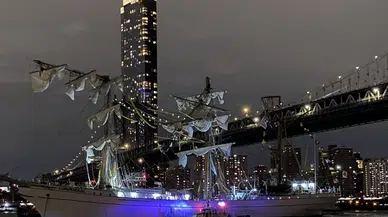 Meksika Donanmasına ait geminin Brooklyn Köprüsü’ne çarptı: İki kişi hayatını kaybetti