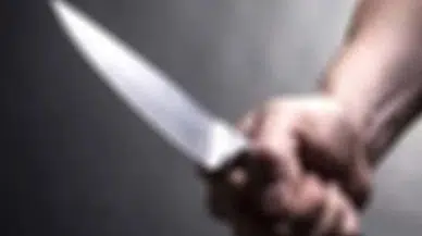 Alacağını isteyen arkadaşını bıçaklama anı kamerada