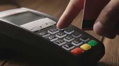 Garsonun yaptığına da bakın!