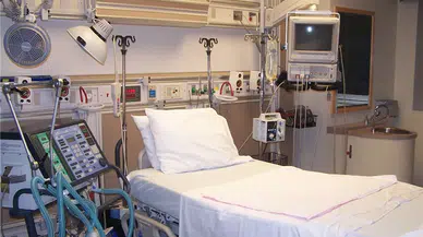 Yoğun bakım yataklarını siyasetçiler kapatıyor