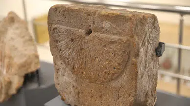 Kars'ta kazılarda bulunan bin yıllık güneş saati görücüye çıktı