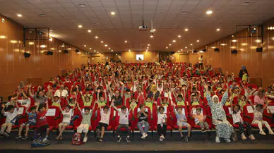 1200 Öğrenci, "İki Bavul Dolusu" adlı Tiyatro Oyununu Kahkahayla Karşıladı!