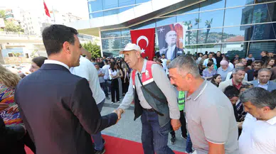 Bayraklı Belediye Başkanı Önal, personelle bayramlaştı: Bu kenti sizinle güzelleştiriyoruz