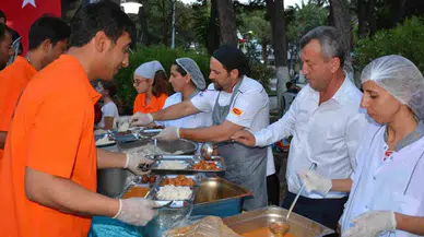 MENEMEN'DE 7 BİN KİŞİ BİRLİKTE ORUÇ AÇTI