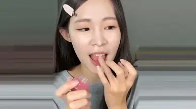 Kozmetik ürünleri yiyen Tayvanlı fenomen hayatını kaybetti