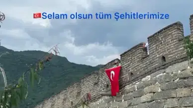 CHP'li Özdemir Çin Seddi'ne Türk bayrağı astı