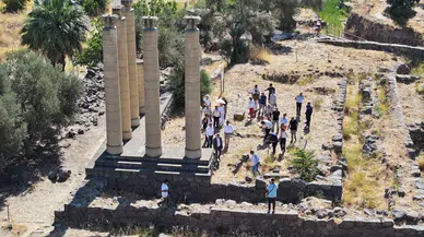 İzmir’in Kalbindeki Antik Kent: Cemil Tugay Smyrna Kazı Alanını Ziyaret Etti