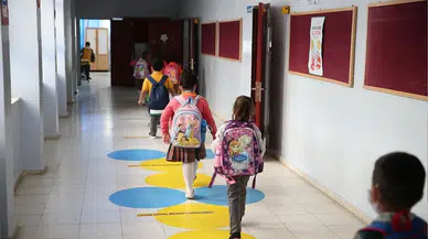 Karnelerini alır almaz KHK ile ihraç edilen öğretmenlerine koştular