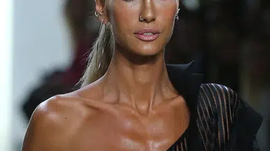 Çağla Şıkel’in Tatil Pozu Sosyal Medyayı Salladı: Yaşını Duyan İnanamıyor!