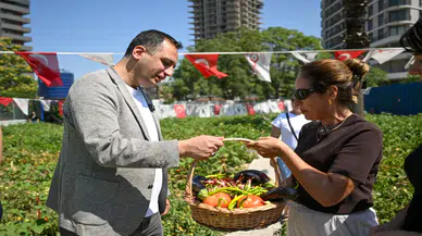 Bornova Kent Bostanları’nda Yazlık Sebze Hasadı ve 265 Kadına Üretim Desteği