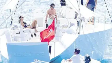 Cem Hakko ve Nazlı Kayaaslan'dan teknede romantik tatil!