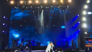 Bayhan'ın Bursa Konserinde Sahne Kazası, İzleyicileri Korkutsa da Performansına Devam Etti