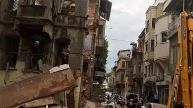 Kumkapı'da bina çöktü! 1 çocuk enkazda kaldı