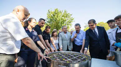 İzmir'de Aşure Geleneği Sürdürülüyor: Tugay’dan Dayanışma Mesajı