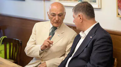 Prof. Dr. Ruşen Keleş, İzmir'de okurlarıyla buluşup kitaplarını imzaladı!