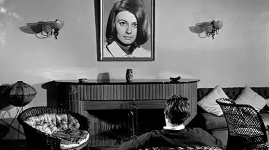 Sevmek Zamanı'nın Unutulmaz Yıldızı Sema Özcan Fransa’da Yıllar Sonra Ortaya Çıktı!