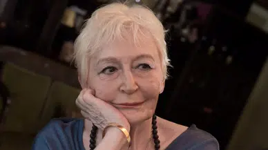 Pınar Kür Kimdir?  Türk edebiyatının öncü isimlerinden Pınar Kür'ün Hayatı ve Edebiyata Katkıları