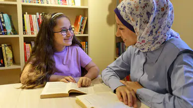 Bucalı minik Avşin Elif, Cumhuriyet Kütüphanesi ile doktorluk hayaline yaklaşırken kitap sevgisini paylaşıyor.