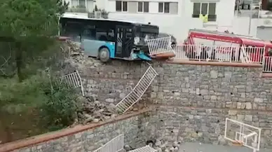 Ümraniye'de facia ucuz atlatıldı: Otobüs okul duvarına takıldı!