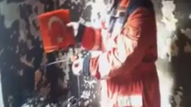 Yangında eşyalar kül olurken, Türk bayrağı yanmadı