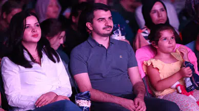 Çankaya'da Açık Hava Sinema Günleri: Başkan Güner, 'Bizim Aile'yi vatandaşlarla izledi!