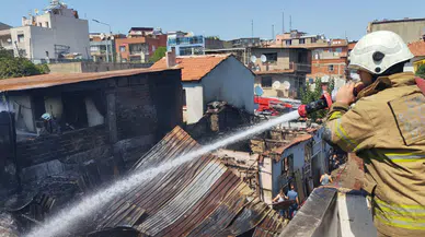 İzmir'in Konak ilçesinde çıkan yangında 1 itfaiye eri yaralandı, 5 ev hasar gördü