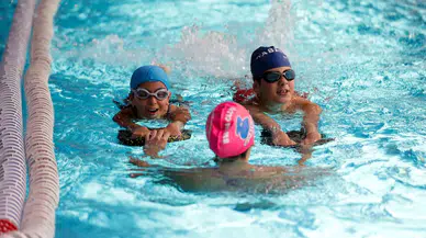 Buca Sporium’da Yüzme Kursları Başladı: Minikler Sağlıklı Geleceğe Yüzüyor