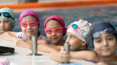 İzmir'de Yaz Spor Okulları'na yoğun ilgi, yüzme kursları en popüler branş oldu!