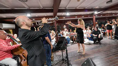 İzmir Körfezi'nde büyülü Caz Gecesi: Nükhet Yalçın Jazz Quartet dinleyicileri mest etti