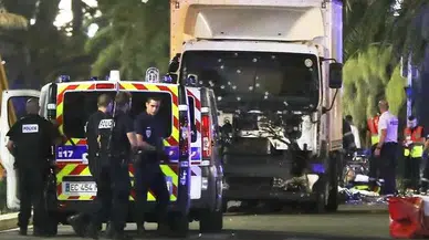 Hollande: Nice'teki saldırı sonrası ülkede olağanüstü hâl 3 ay daha uzatılacak