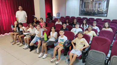 İzmir Çiğli Gençlik Tiyatrosu yeni sezona "Sihirli Kitap Curcuna Orman Ülkesi" ile merhaba dedi