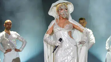 Sahneye Maskeyle Çıktı! Ajda Pekkan’ın Yeni Yüzü Gündem Oldu!