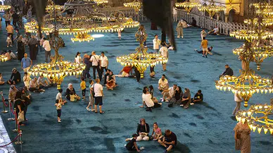 Ayasofya’da Kitap Yakıp Halıyı Yaktı: İstanbul Emniyeti Olayla İlgili Açıklama Yaptı