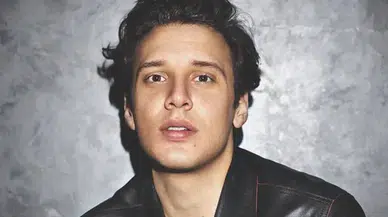 Edis Kimdir? Sahnedeki Enerjisi ve Gizemli Özel Hayatıyla Neler Yaşıyor?