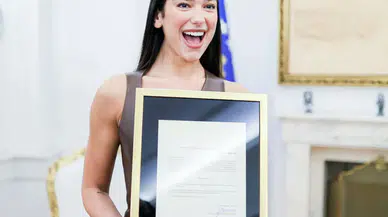 Dünyaca Ünlü Pop Yıldızı Dua Lipa, Resmen Kosova Vatandaşı Oldu!